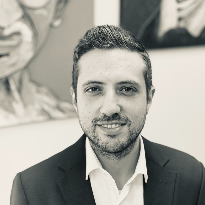 Portrait d'Ata Önat, co-fondateur d'ANA Studio, en noir et blanc